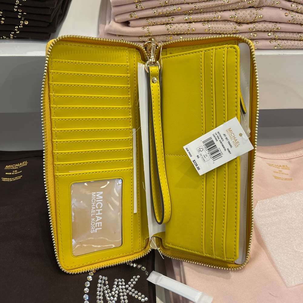 MICHAEL KORS Jet Set Travel Lg Pebbl Leather Continental Wristlet Wallet 
Honey - Picture 15 of 16